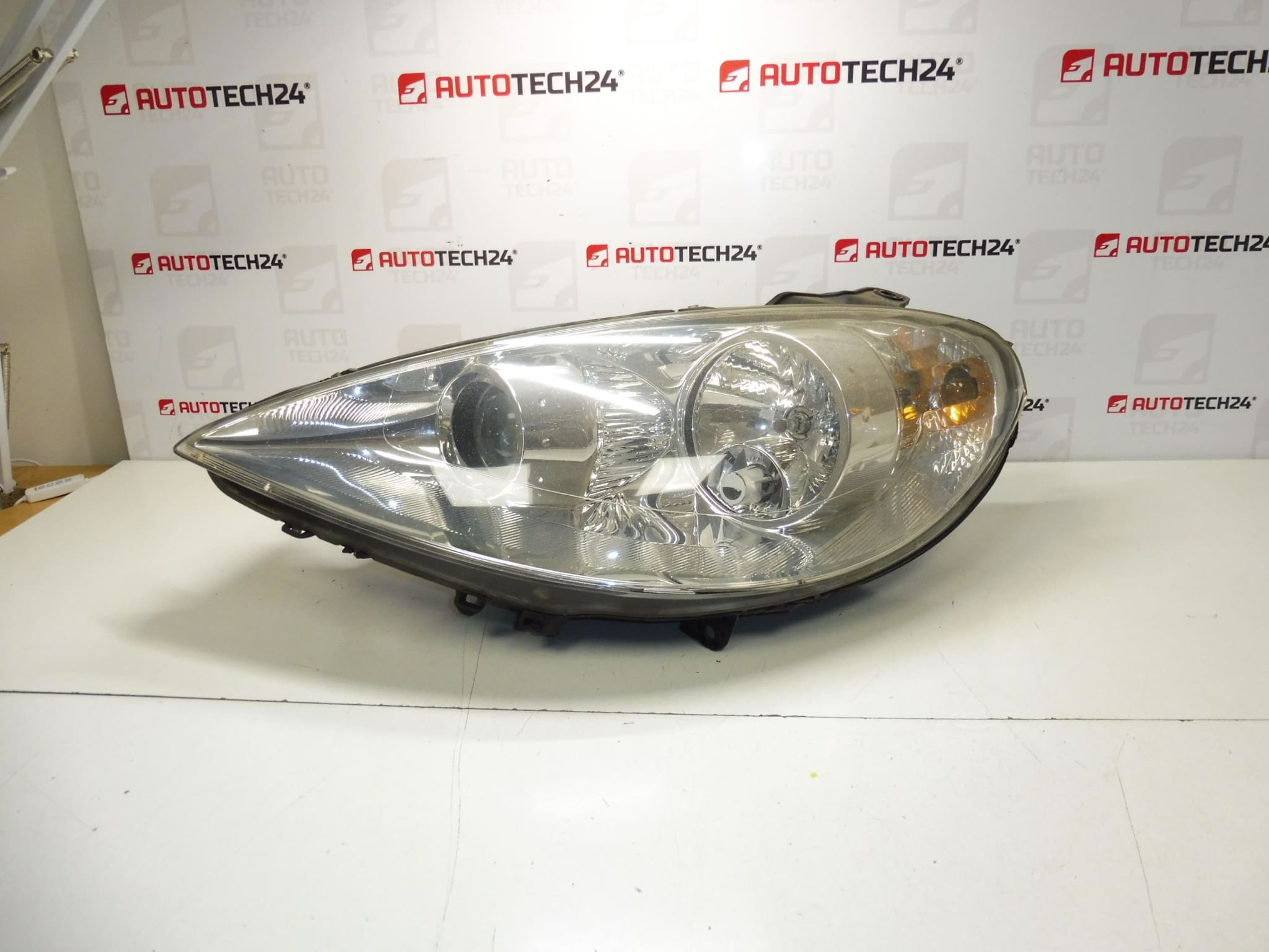 Farol dianteiro esquerdo Peugeot 807 1400964380 89901574 6208F1